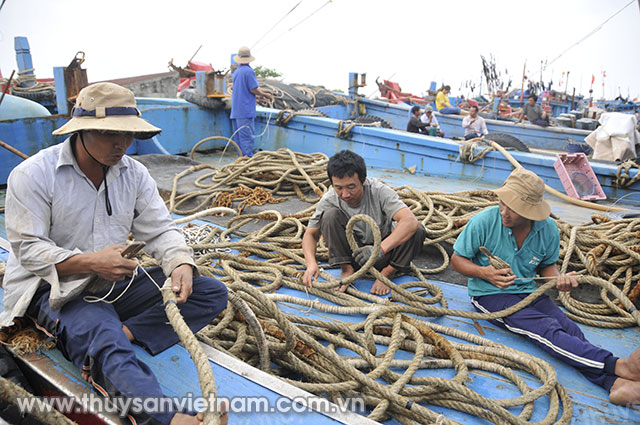 Ngư dân Nghệ An chuẩn bị trước khi vươn khơi Ảnh: Ngọc Thọ Ngư dân Nghệ An chuẩn bị trước khi vươn khơi Ảnh: Ngọc Thọ