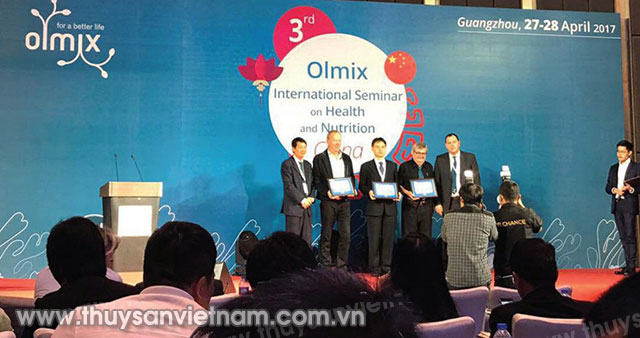 Trao giấy chứng nhận của Tập đoàn Olmix cho các diễn giả