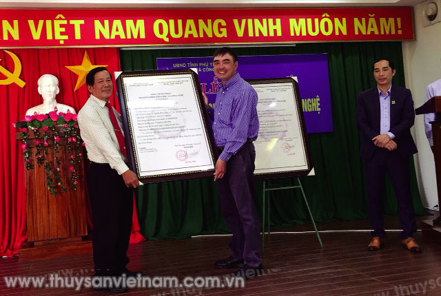 Ông Lê Văn Cựu, Giám đốc Sở KH&CN Phú Yên trao chứng nhận Khoa học và công nghệ cho ông Lê Hữu Tình, Phó Giám đốc Công ty TNHH Thủy sản Đắc Lộc