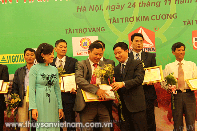 Ông Nguyễn Thanh Sơn, Chủ tịch Hiệp hội Chăn nuôi Gia cầm Việt Nam và bà Hạ Thúy Hạnh, Phó Giám đốc Trung tâm Khuyến nông Quốc gia lên trao chứng nhận và bằng khen cho Công ty CP Giống gia cầm Lượng Huệ.