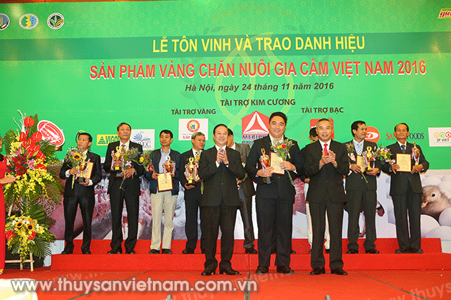 Ông Phùng Đức Tiến, Phó Chủ nhiệm Ủy ban Khoa học công nghệ và Môi trường Quốc hội và ông Hoàng Thanh Vân, Cục trưởng Cục Chăn Nuôi lên trao bằng khen cho Top 10 Sản phẩm Vàng chăn nuôi gia cầm Việt Nam.