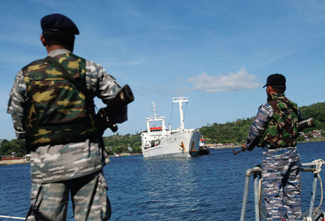 Lực lượng bảo vệ bờ biển Indonesia kiểm tra tàu cá Silver Sea 2 của chủ Thái Lan neo đậu ở tỉnh Aceh, Indonesia