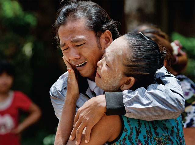 Myint Naing trong giây phút vỡ òa khi được đoàn tụ với mẹ sau 22 năm nô lệ