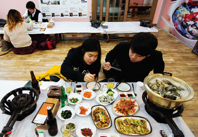 Khách hàng thưởng thức món hàu tại một nhà hàng ở Tongyeong