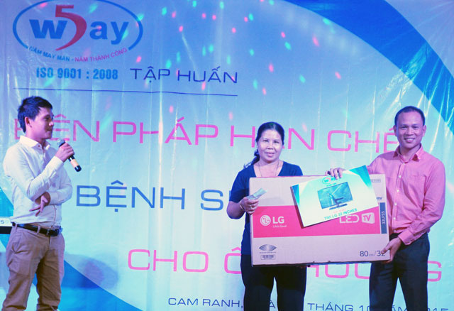 5 way trao quà cho khách hàng may mắn