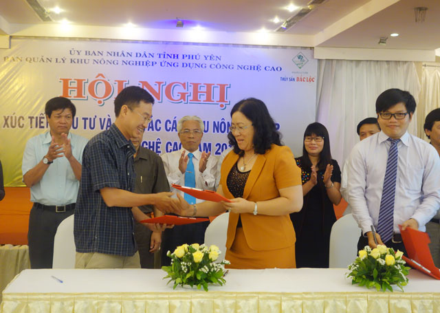 Giám đốc Nguyễn Thị Nga và đối tác Nhật Bản trao đổi hợp đồng ký kết hợp tác trong khuôn khổ Lễ trao giấy chứng nhận Doanh nghiệp ứng dụng Công nghệ cao trong sản xuất nông nghiệp.