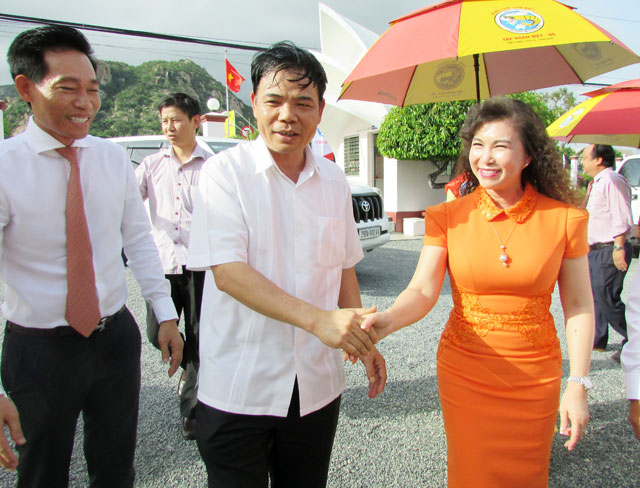 Bà Lương Kim Thùa – Cố vấn Cấp Cao của Tập đoàn Việt – Úc bắt tay chào mừng ông Nguyễn Xuân Cường – Bộ trưởng Bộ NN&PTNT đến tham quan công ty