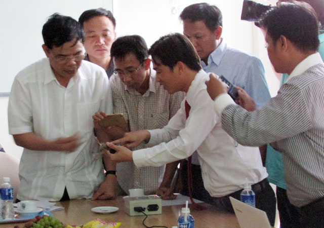 Ông Nguyễn Công Cẩn – Phó TGĐ Kỹ Thuật giới thiệu những công nghệ vượt trội ứng dụng trong nuôi tôm