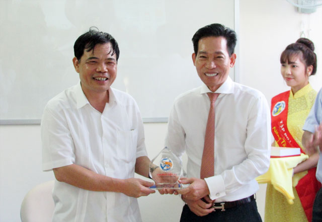 Ông Lương Thanh Văn trao quà lưu niệm từ Tập đoàn cho ông Nguyễn Xuân Cường