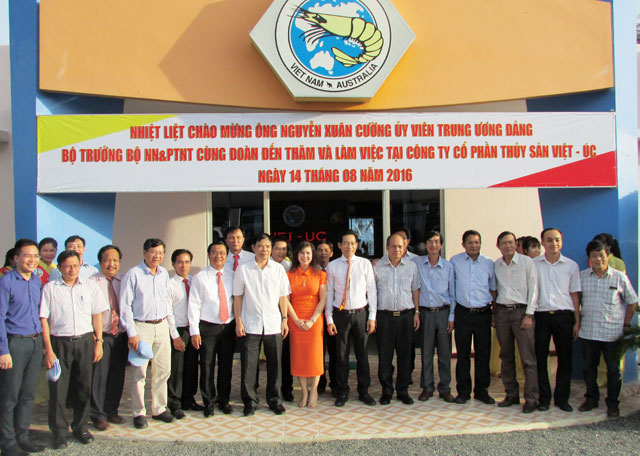 Ban lãnh đạo Tập đoàn Việt – Úc chụp hình lưu niệm cùng đoàn Bộ NN&PTNT