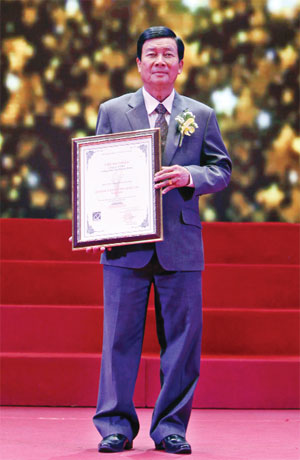 Giám đốc Dương Hùng nhận Giải thưởng chất lượng quốc gia