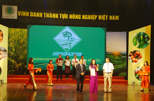 Giám đốc DNTN Thủy sản Đắc Lộc nhận giải Nhà Quản lý xuất sắc vì sự nghiệp phát triển nông nghiệp và nông thôn