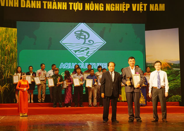 Phó Giám đốc DNTN Thủy sản Đắc Lộc nhận giải Thương hiệu sản phẩm dịch vụ chất lượng tin dùng 