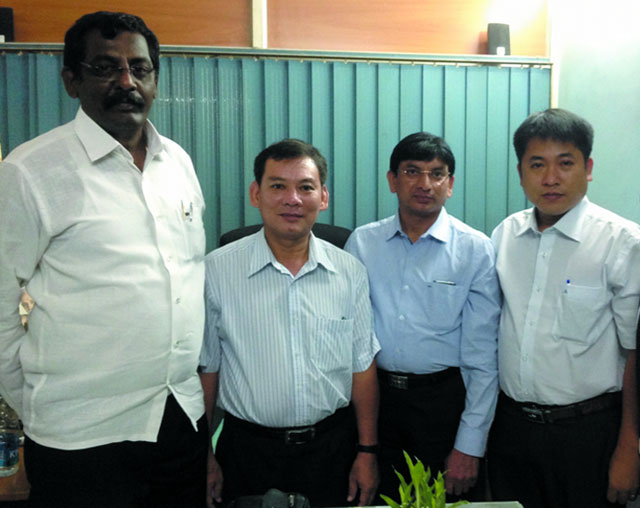 Ông Phan Công Minh, Giám đốc Công ty TNHH MTV APC (bìa phải) cùng với các chuyên gia thủy sản
