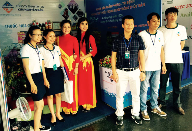 Đội ngũ nhân viên Công ty Kim Nguyên Bảo tại Hội chợ VietShrimp 2016