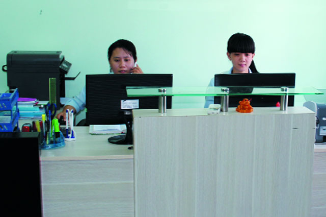 nhân viên công ty tôm giống hoàng vinh