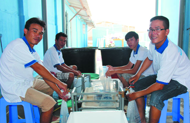 đóng gói xuất bán tôm giống