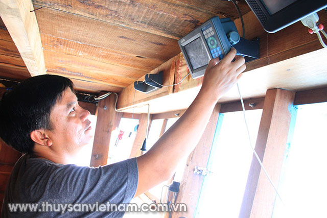 Ngư dân sử dụng thiết bị vệ tinh khi vươn khơi Ảnh: Nguyễn Huy