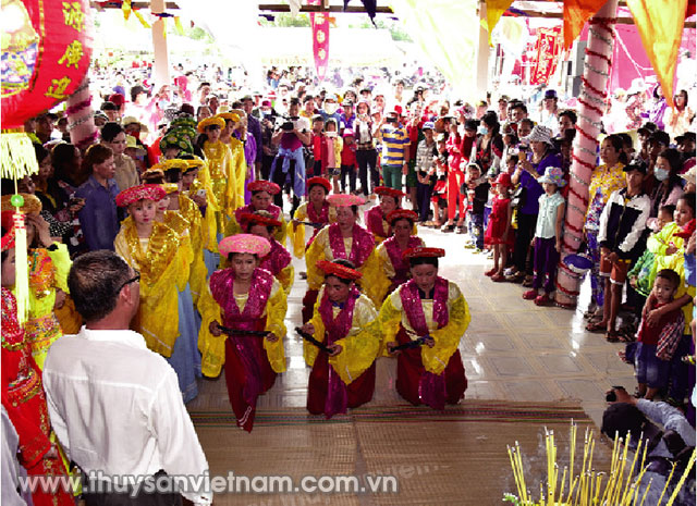 Lễ rước Ông tại Lăng Ông của ngư dân Gành Hào, huyện Đông Hải, Bạc Liêu 