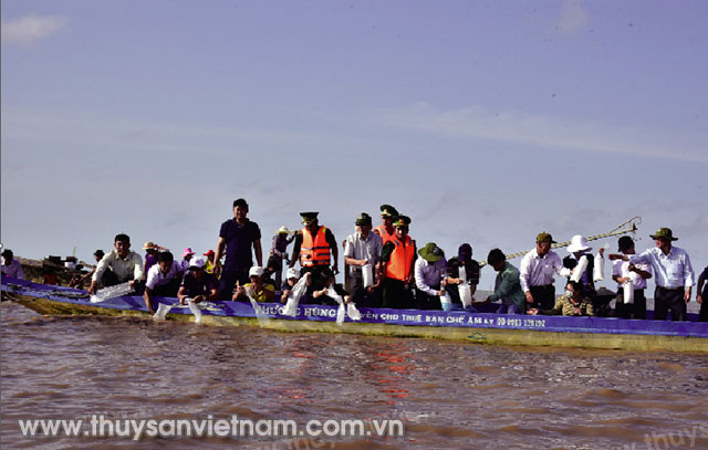 Đoàn tàu tiến ra biển làm lễ cúng và thả tôm giống trong Lễ hội Nghinh Ông ở Bạc Liêu